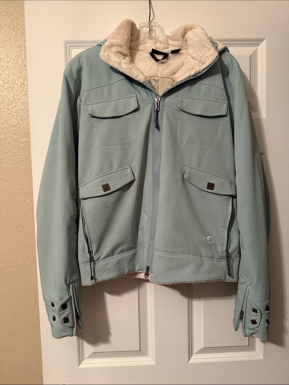 Mountain Hardwear Women's Light Blue Ski Jacket with Faux Fur Collar